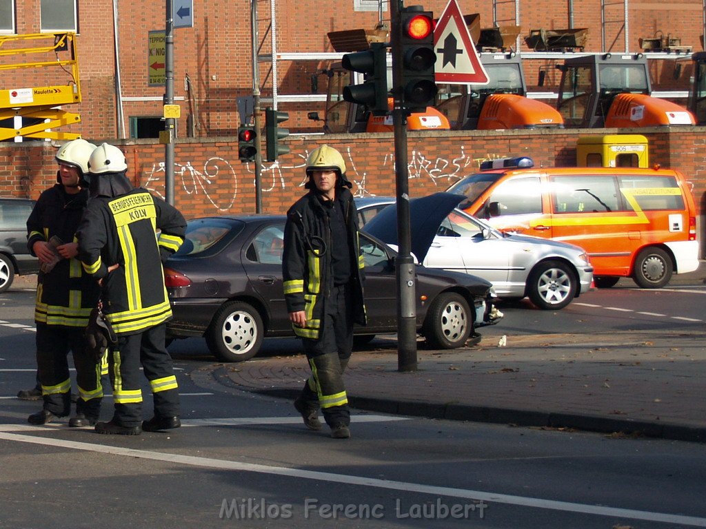 Schwerer VU Notarzt Pkw Koeln Ehrenfeld Weinsbergstr Oskar 174.JPG